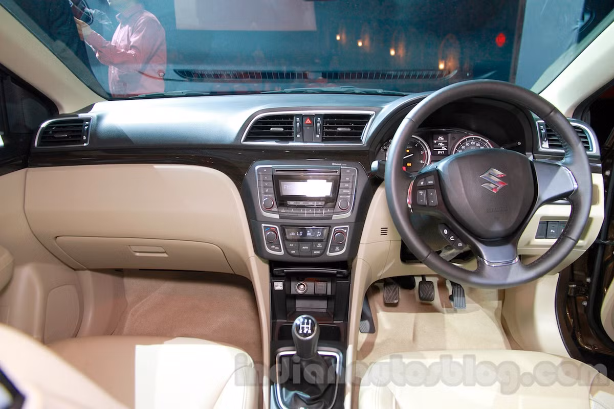 Các trang bị nội thất đáng kể như hệ thống giải trí kết nối USB/AUX/Bluetooth, điều hòa tự động, chìa khóa thông minh, cốp mở điện...