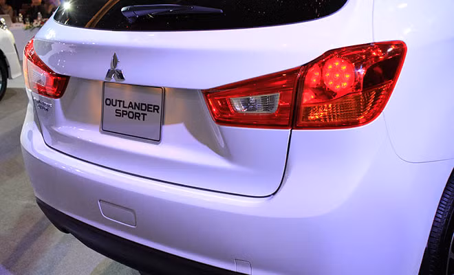 Outlander Sport có giá lần lượt là 870 triệu đồng cho bản CVT và 968 triệu đồng cho CVT Premium.