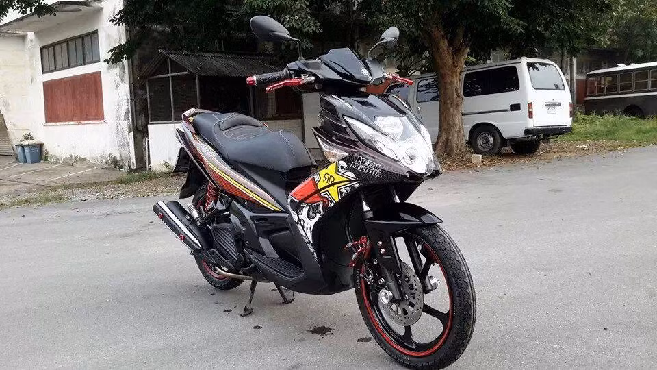 Xe sử dụng cặp tay thắng Biker màu đỏ cùng cặp gù Biker và cặp kiếng X1R cùng pas dây dầu Biker.