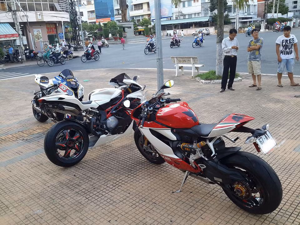 Với bộ đôi hoàn hảo này, có lẽ các dân chơi ngoài nước cũng phải ngã mũ trước độ chịu chơi của các biker Việt Nam. Nguồn ảnh: M-Racing Perfomance Shop.