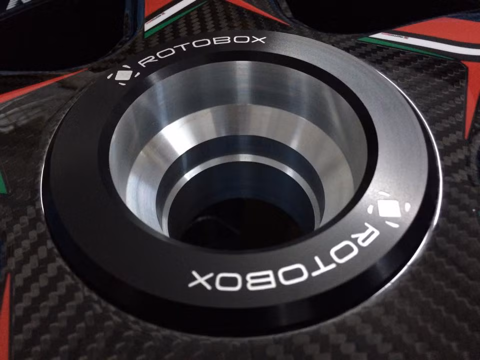 Để sở hữu cặp mâm khủng đình đám này, cái giá mà chủ xe phải bỏ ra là 3.800 USD (tương đương 80 triệu đồng). Ảnh: Cận cảnh "lỗ cốt" của RotoBox.