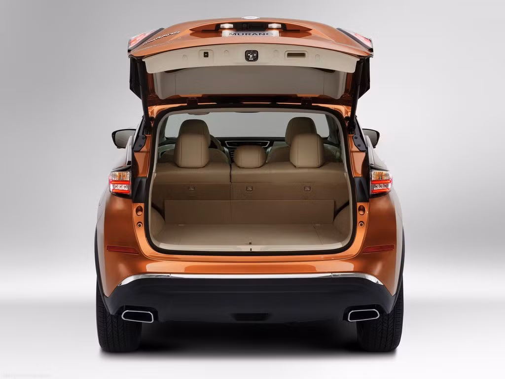 Hàng ghế sau được tích hợp ngăn để điện thoại thông minh, cổng USB, cụm công cụ điều chỉnh âm thanh và hiển thị. Khoang hành lý của xe được thiết kế lại để cung cấp một không gian lưu trữ rộng nhất phân khúc. Thêm vào đó, ghế sau được điều khiển đóng mở bằng điện tạo ra sự thuận tiện và linh hoạt hơn trong việc sắp xếp hành lý.