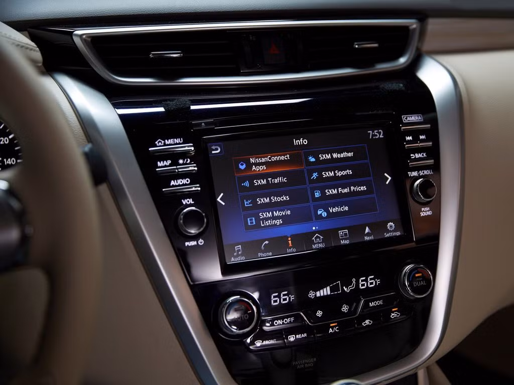 Những trang bị nội thất khác bao gồm điều hòa tự động hai vùng, chìa khóa thông minh và nút khởi động, ghế bọc da, vô-lăng tích hợp sưởi và nhớ vị trí, ghế lái và gương chiếu hậu nhớ vị trí, ghế sau gập điện, điều khiển động cơ Remote Engine Start với kiểm soát khí hậu thông minh Intelligent Climate Control.