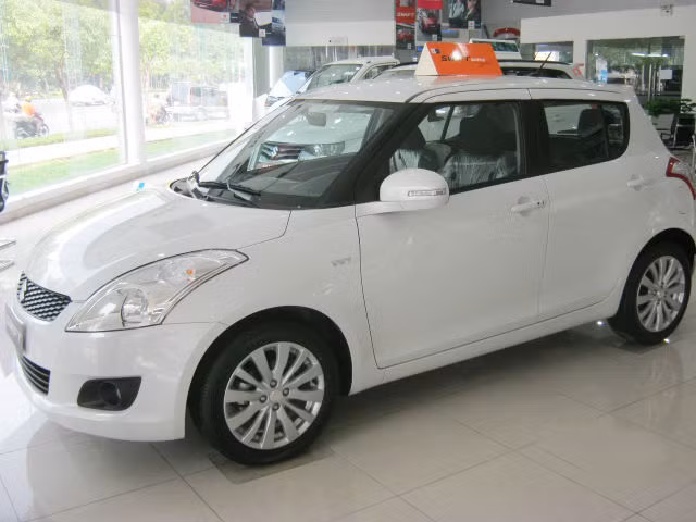 Suzuki Swift tại Việt Nam là loại xe compact 5 chỗ 5 cửa, kích thước 3.850 x 1.695 x 1.535 mm (dài x rộng x cao), khoảng sáng gầm xe 140mm, trọng lượng không tải là 1.040 kg cho bản 4 số tự động (4AT).