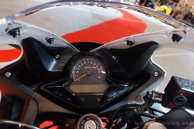 Đồng hồ trung tâm nhỏ gọn.