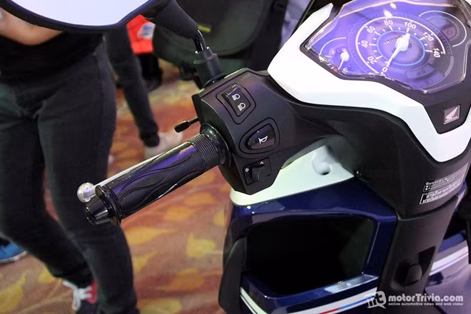 Thiết kế nút bấm chức năng quen thuộc bên tay trái, với công tắc xi-nhan, còi, điều chỉnh pha/cốt.