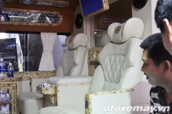 Xe được lắp bộ ghế bọc da cao cấp với chức năng chỉnh điện dành cho ghế VIP sát vách ngăn, đối diện hàng ghế thứ hai.