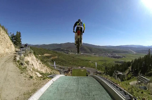 Robbie Maddison chinh phục đường trượt tuyết với cú bay không tưởng.