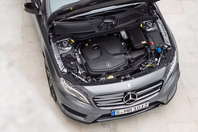 Phiên bản GLA200 sử dụng động cơ I4 1.6L công suất 156 mã lực tại vòng tua 5.300 vòng/phút và mô-men xoắn cực đại 250 Nm tại dải vòng tua 1.250 - 4.000 vòng/phút đi kèm hộp số tự động 7 cấp ly hợp kép 7G-DCT và hệ dẫn động cầu trước.