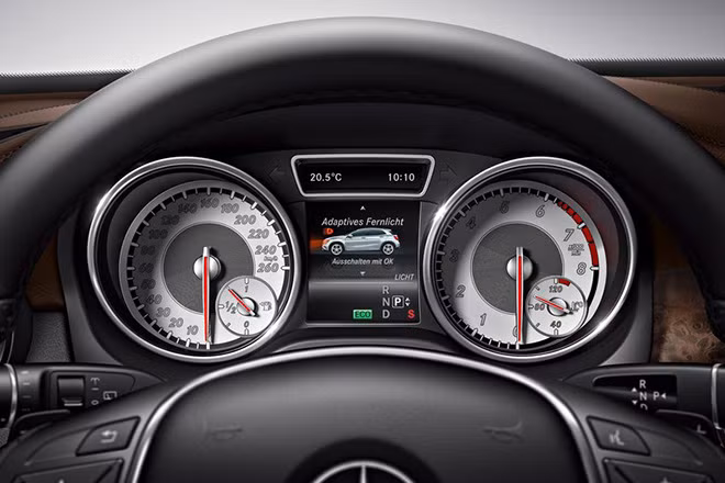 Còn bản mạnh mẽ nhất Mercedes GLA45 AMG/ GLA45 AMG Edtion 1 sở hữu động cơ 4 xi-lanh 2.0L công suất 360 mã lực tại vòng tua 6.000 vòng/phút và mô-men xoắn cực đại 450 Nm tại dải vòng tua 2.250 - 5.000 vòng/phút đi cùng hộp số tự động 7 cấp thể thao cùng hệ dẫn động 4 bánh toàn thời gian 4MATIC.