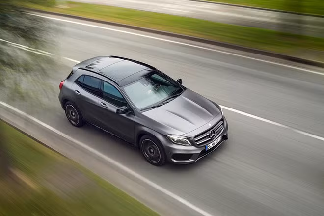 Các trang bị an toàn trên xe bao gồm ABS, BAS, chống trượt khi tăng tốc ASR; ổn định thân xe điện tử ESP, camera lùi hỗ trợ người lái quan sát phía sau khi lùi/đỗ xe, chức năng cảnh báo mất tập trung ATTENTION ASSIST.