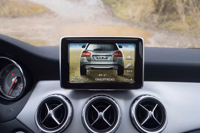 Xe được trang bị tiêu chuẩn ghế xe điều chỉnh điện và nhớ vị trí ghế; hệ thống giải trí với đầu đọc CD, màn hình màu TFT 5,8 inch. Hai phiên bản cao cấp khác biệt với hệ thống âm thanh vòm Harman Kardon® Logic 7® 12 loa, công suất 450 watt và hệ thống điều khiển truyền thông đa phương tiện COMAND Online; hệ thống điều hòa tự động...