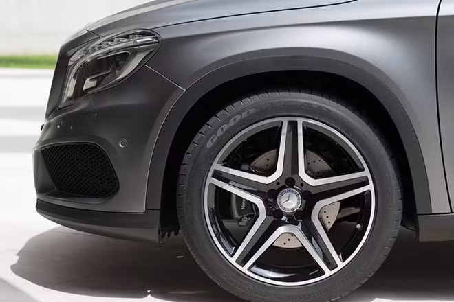 Xe còn có hệ thống hỗ trợ đỗ xe chủ động Active parking assist tích hợp PARKTRONIC dò tìm không gian đỗ xe phù hợp và hệ thống tự động điều khiển tay lái và phanh để đưa xe vào chỗ đỗ...