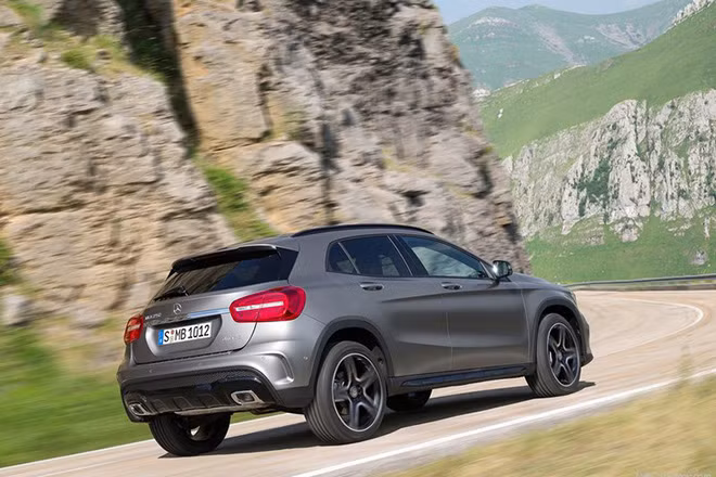 Tại Việt Nam, GLA-Class nằm trong phân khúc cạnh tranh với Audi Q3, BMW X1...