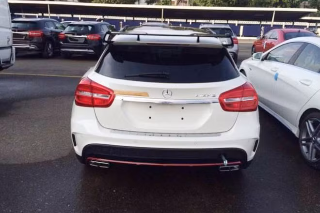 Những hình ảnh về mẫu xe này tại Việt Nam cũng được các thành viên diễn đàn xe tung lên mạng. Cùng với đó là mức giá chi tiết cũng như thông số kỹ thuật của xe. Cụ thể, Mercedes GLA-Class sẽ có 4 phiên bản cùng mức giá bán từ 1,459 tỷ đồng cho Mercedes-Benz GLA200.