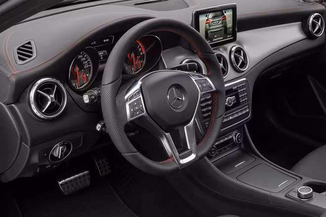 Phiên bản GLA250 4MATIC trang bị động cơ I4 2.0L sản sinh công suất 211 mã lực tại vòng tua 5.000 vòng/phút và mô-men xoắn cực đại 350 Nm tại dải vòng tua 1200 - 4000 vòng/phút. GLA250 được trang bị hệ dẫn động 4 bánh 4MATIC, hộp số tự động 7 cấp ly hợp kép 7G-DCT.