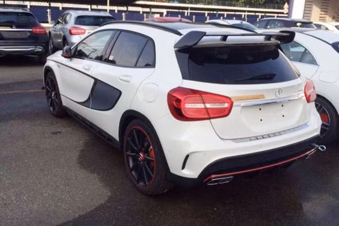 Mercedes GLA250 4Matic có giá 1,686 tỷ đồng, Mercedes GLA45 AMG được chào bán với giá 2,099 tỷ đồng còn bản cao nhất là Mercedes GLA45 AMG Edtion 1 với mức 2,399 tỷ đồng.