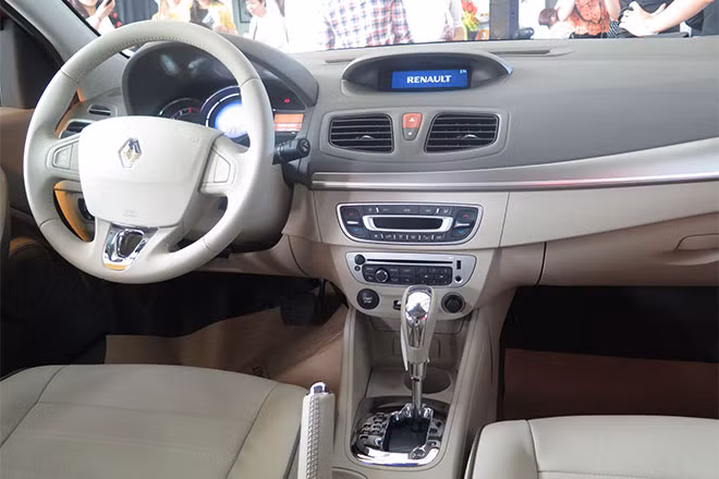 Nội thất rộng rãi với ghế bọc da sáng màu, khoảng cách giữa các hàng ghế khá lớn. Khoang chứa hành lý có thể tích 372 lít.