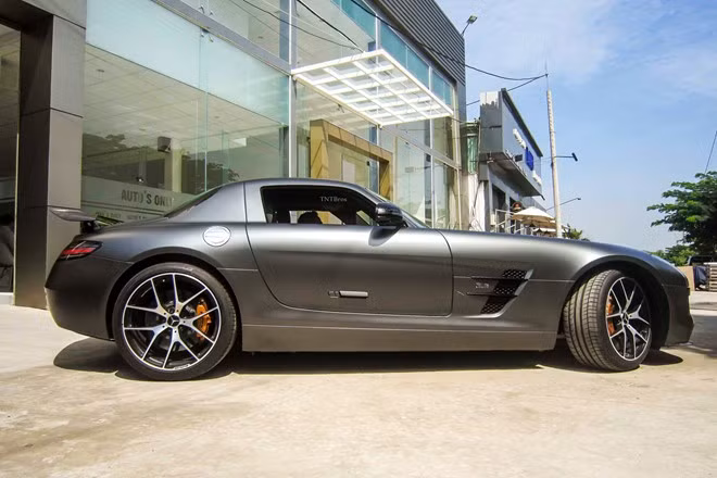 So với SLS tiêu chuẩn, phiên bản GT Final Editon được trang bị thêm cánh gió, các líp bằng sợi carbon ở cản trước. Phong cách tương tự trên những chiếc AMG Black Series. Mui xe được làm bằng sợi carbon. Nội thất ốp sợi carbon và da cao cấp.