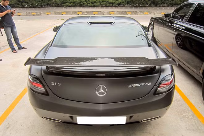 Đây là một trong những siêu xe bí ẩn nhất tại Việt Nam bởi chủ nhân của chiếc xe rất ít khi xuất hiện. Mọi thông tin về mẫu xe này đều được giữ kín, và việc tiếp cận chiếc xe ở cự ly gần cũng hết sức khó khăn. Vì vậy, đây là lần đầu tiên loạt hình rõ nét nhất về chiếc siêu xe được chia sẻ.