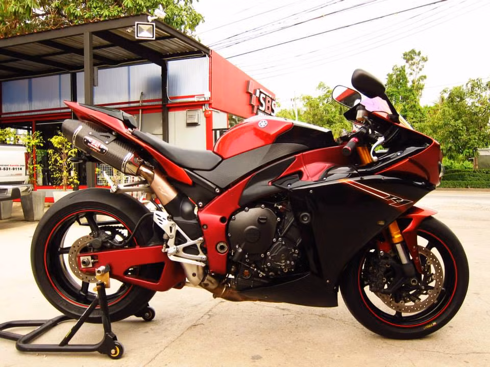 Yamaha R1 là chiếc mô tô phân khối lớn giữ vị trí hàng đầu trong dòng superbike của Yamaha nhiều năm liền. Chiếc xe là đối thủ cạnh tranh không hề dễ chịu với các anh tài khác cùng phân khúc 1000cc.