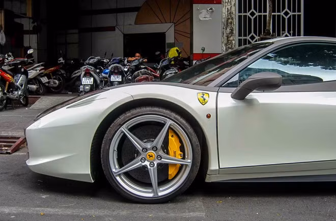 Nhằm đảm bảo an toàn khi vận hành ở tốc độ cao, Ferrari trang bị hệ thống phanh bao gồm heo dầu Brembo phía trước và phía sau theo dạng mô-đun với các đĩa carbon-gốm. Ở phía trước, đĩa carbon-gốm 398 mm kết hợp với cụm heo dầu 6 piston. Bánh sau trang bị đĩa carbon-gốm 360mm cùng heo dầu Brembo 4 piston.