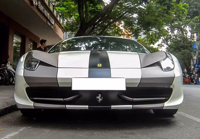 Ra đời vào năm 2009, 458 Italia là mẫu xe thay thế đàn anh F430. Đây là siêu xe được các đại gia Việt đặc biệt ưa chuộng. Đã có hàng chục chiếc 458 với những màu sắc khác nhau được nhập về, như đỏ, đen, vàng. Tuy nhiên, xe màu trắng thì chỉ có một chiếc.