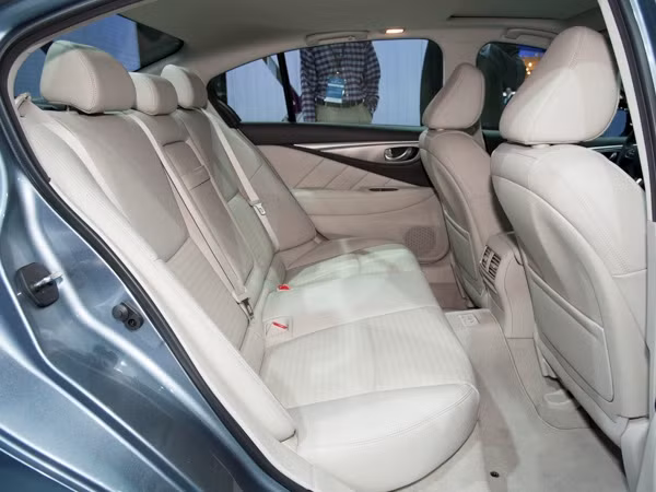 Ghế bọc da, một số phụ kiện được trang trí bằng nhôm “Kacchu”.