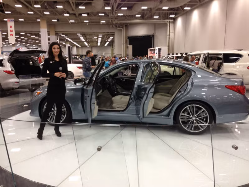 Khoang xe rộng rãi cho phép người sử dụng ra/vào dễ dàng nhờ trụ B thay đổi vị trí.