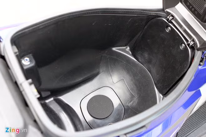 Cốp chứa đồ bên dưới yên có khả năng chứa đủ 2 mũ bảo hiểm nữa đầu.