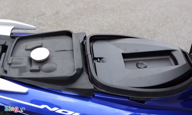 Bình xăng đặt dưới yên xe, cốp đồ có nắp bảo vệ là những đặc trưng xuất hiện từ Nouvo SX trước đó.