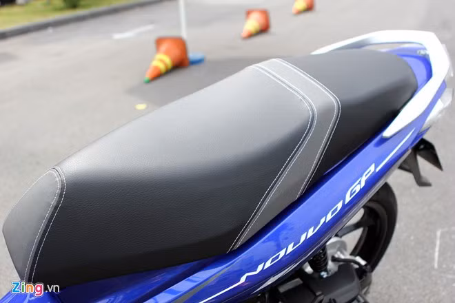 Yên xe có thiết kế mới, chia tách trước sau bằng một lớp da bọc khác màu.