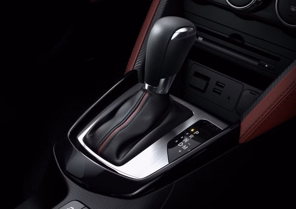 Ngoài ra, Mazda CX-3 còn được trang bị tùy chọn hộp số sàn hoặc số tự động 6 cấp SKYACTIV-DRIVE, hệ thống dẫn động bánh trước hoặc dẫn động bốn bánh.