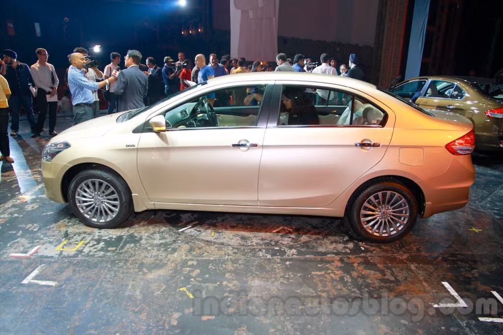 Ciaz có kích thước dài x rộng x cao tương ứng 4.490 x 1.730 x 1.485 mm với chiều dài cơ sở 2.650 mm. Nhìn vào những thông số này, giới chuyên gia đánh giá Ciaz có kích thước nhỉnh hơn các xe cùng phân khúc hạng B.