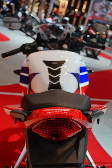 Honda CBR300R 2015 sẽ có 4 tùy chọn màu sắc bao gồm: đỏ, đen, đen mờ có họa tiết kim loại màu vàng, và màu HRC Tri Color đặc biệt cùng mức giá xấp xỉ 5.000 USD.