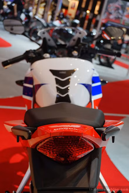 Honda CBR300R 2015 sẽ có 4 tùy chọn màu sắc bao gồm: đỏ, đen, đen mờ có họa tiết kim loại màu vàng, và màu HRC Tri Color đặc biệt cùng mức giá xấp xỉ 5.000 USD.