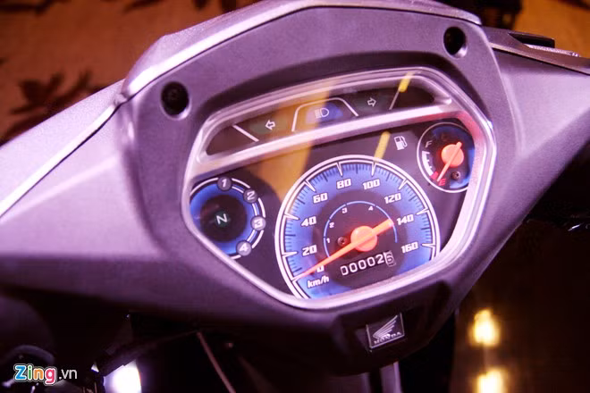 Mặt đồng hồ rộng với đầy đủ các thông số hành trình.