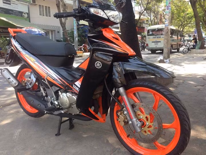 Chiếc YaZ đen cam với mâm xe đồng màu.