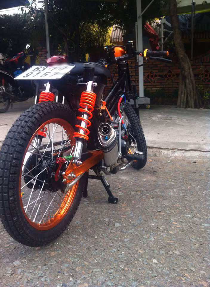 Những đồ chơi trang trí trên xe như phuộc độ, tăng áp Sun cho nhẹ xe, pô AHM lon Ovan cho âm thanh rất thanh thoát và uy lực.