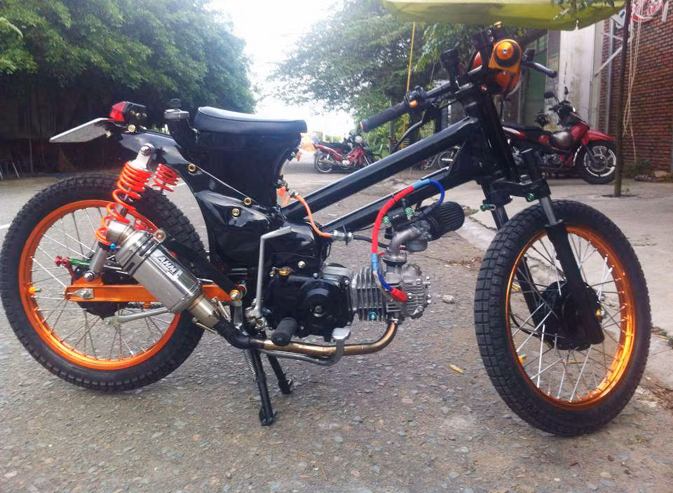 Dễ dàng nhận ra cùm tăng tốc CNC và pô Air K&N. Theo dân sành xe, chiếc Cup này được độ theo phong cách Bobbers tuyệt đẹp.