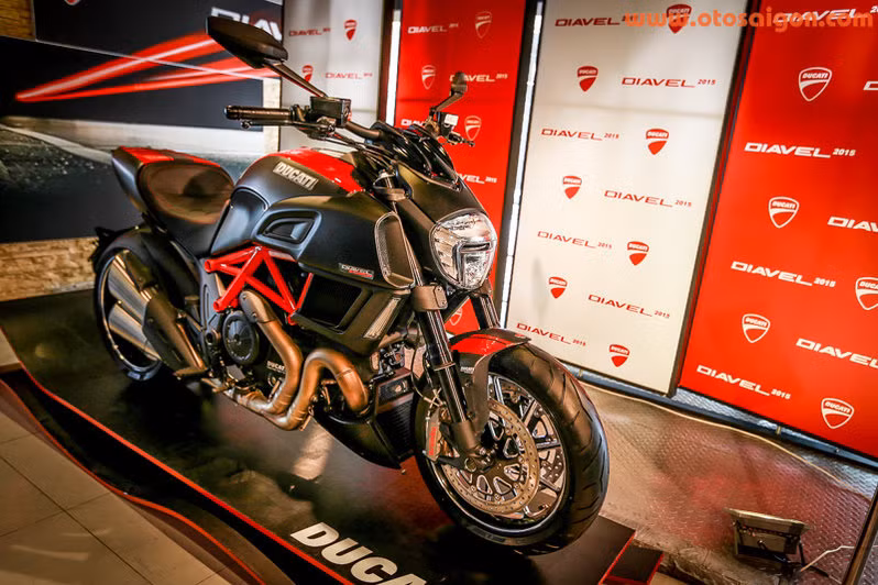 Ducati Diavel 2015 vừa được hãng xe Ý giới thiệu tại thị trường Việt Nam với mức giá dành cho phiên bản tiêu chuẩn là 670 triệu đồng, phiên bản carbon là 794 triệu đồng.
