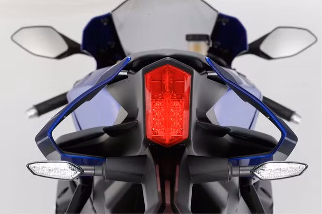 Tại thị trường Mỹ, Yamaha R1 2015 được bán với giá 16.490 USD. Các tùy chọn màu sắc của xe gồm xanh dương-trắng, đen và đỏ-trắng.