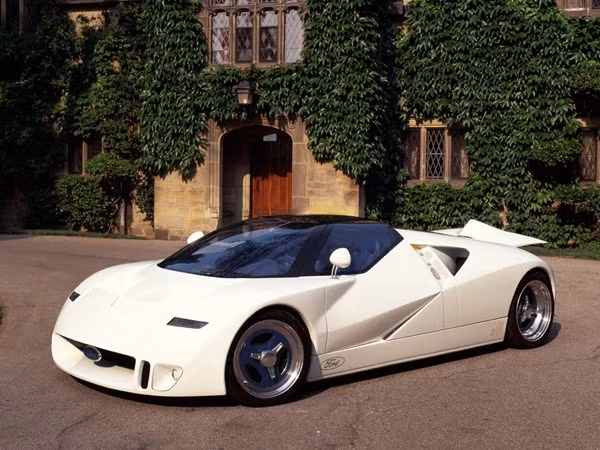 Ford GT90 Concept – 4 triệu USD: Được ra mắt lần đầu tại triển lãm Detroit Auto Show vào năm 1995, mẫu concept Ford GT90 là chiếc xe dũng mãnh nhất mà hãng này từng chế tạo. Sức mạnh của GT90 là khối động cơ V12 6.0 lít, đi kèm 4 bộ tăng áp, sản sinh công suất tối đa 720 mã lực và mô-men xoắn cực đại 895 Nm.