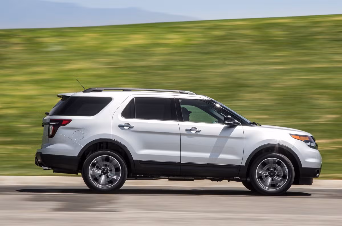 Ford Explorer là chiếc SUV lớn, với ba hàng ghế rộng rãi, cùng tùy chọn động cơ V6 mạnh mẽ. Ford Explorer luôn được đánh giá cao ở khả năng vận hành chính xác, cùng sự thoải mái cao với những người ngồi trên xe. Chiếc xe đủ chỗ cho 6 hay 7 người ngồi thoải mái dù không gian khoang hành lý có thể bị thu hẹp lại.