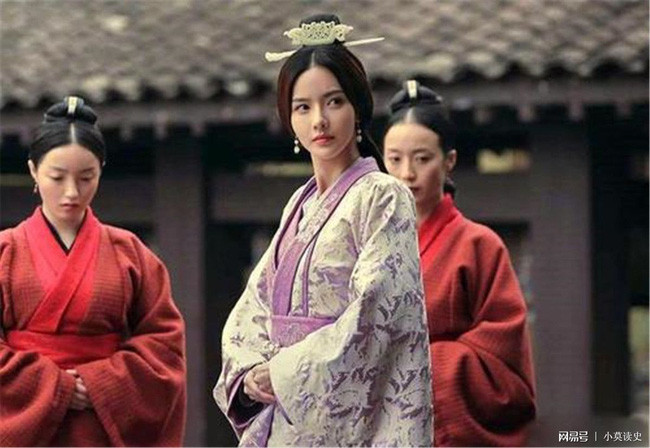 Cuối cùng là những cô con gái của Tào Tháo, họ có kết cục ra sao? Nhằm củng cố quan hệ giữa nhà Tào với hoàng thất nhà Hán, Tào Tháo đã gả 3 người con gái của mình cho Hán Hiến Đế, trong đó 1 người còn được làm Hoàng hậu.