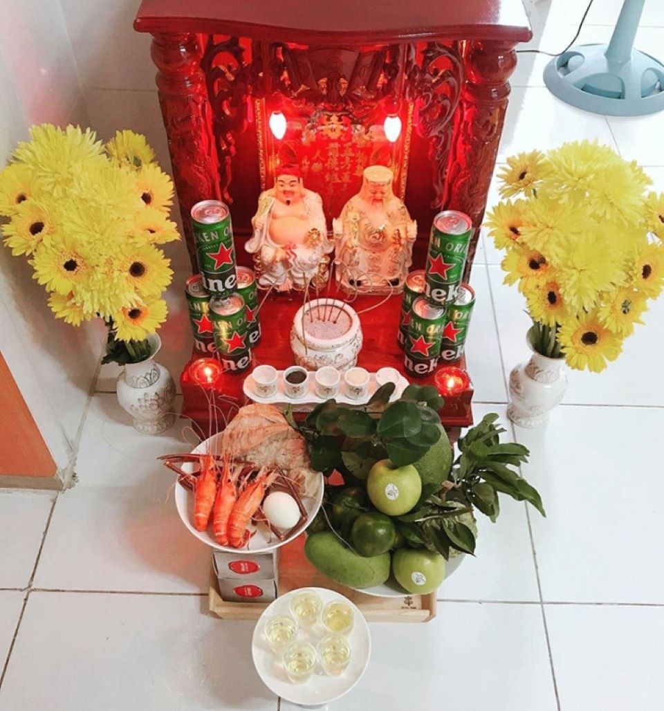 Ngày mùng 10 tháng Giêng hàng năm được xem là ngày vía Thần Tài. Vào ngày này, các gia đình, đặc biệt đối với những người làm kinh doanh, buôn bán thường chuẩn bị mâm cúng cầu mong may mắn, tài lộc dồi dào, sung túc trong năm mới. (Ảnh minh họa: Internet)