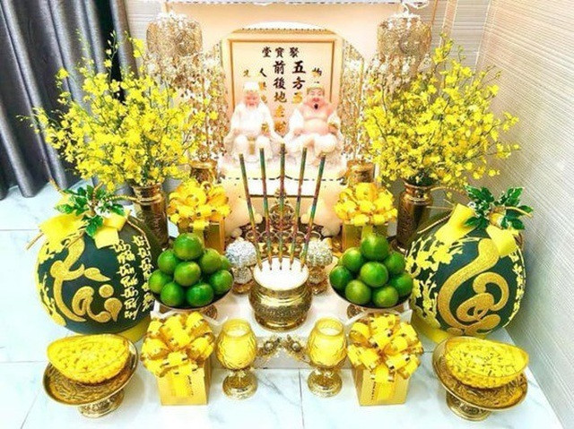 Thời gian gần đây, mâm cúng ngày vía thần Tài của người dân thường chuẩn bị thêm các loại bánh tạo hình túi tài lộc, tiền vàng, thỏi vàng, hình quả đào, xôi ngũ sắc tạo hình chữ phúc, lộc, thọ...