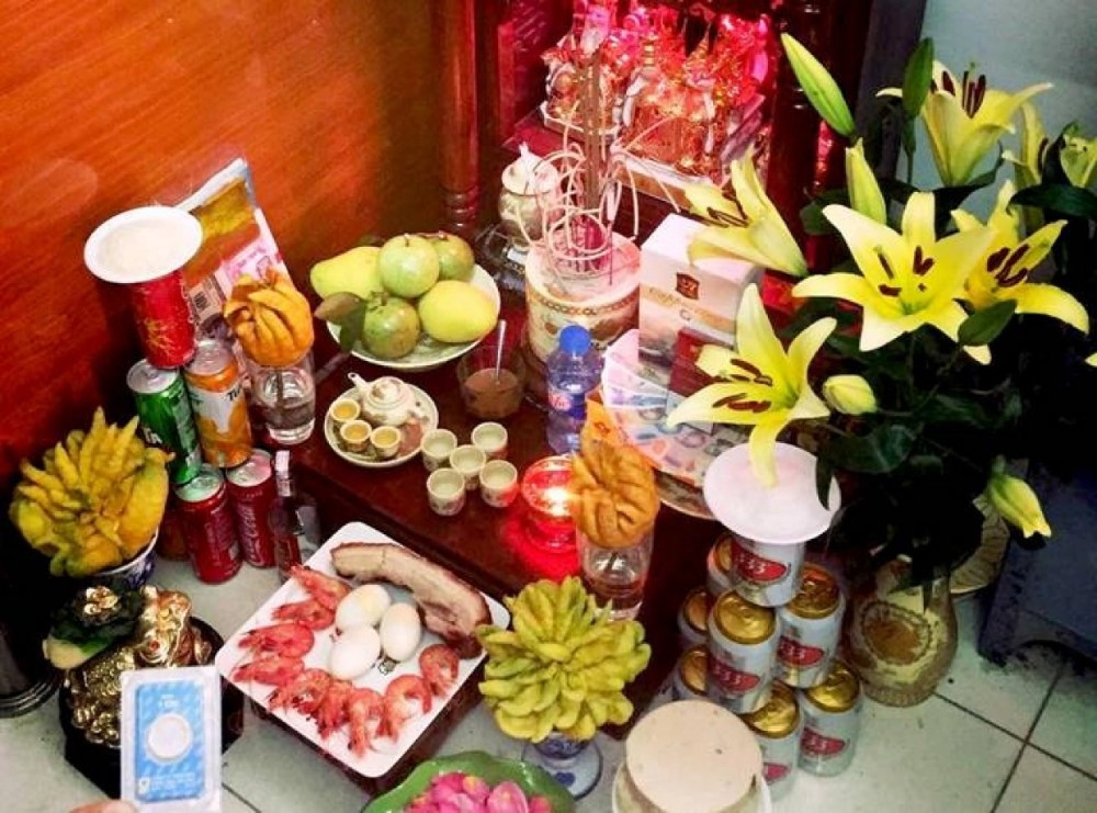 Tại miền Trung, đặc biệt là ở Huế, mâm cúng ngày vía Thần Tài của người dân thường có lưỡi heo hay mép bò.