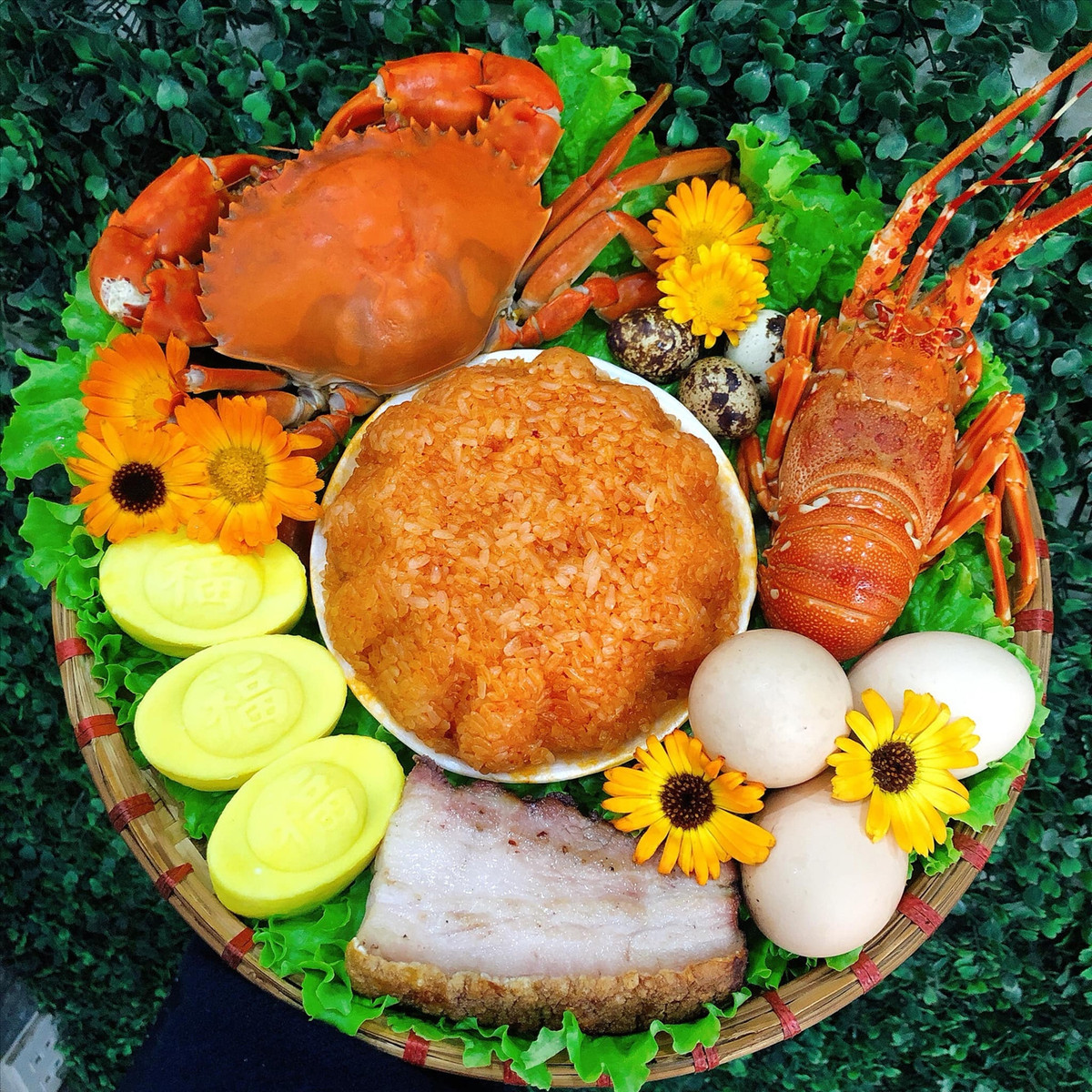 Bộ tam sên gồm: Một miếng thịt lợn - đại diện cho loài sống trên cạn. Thịt lợn có thể luộc hoặc quay nhưng phải có cả mỡ, nạc, da; Một con cua hoặc 3 con tôm - tượng trưng cho những sinh vật sống dưới nước; Một hoặc 3 quả trứng vịt - đại diện cho loài vật bay trên bầu trời.