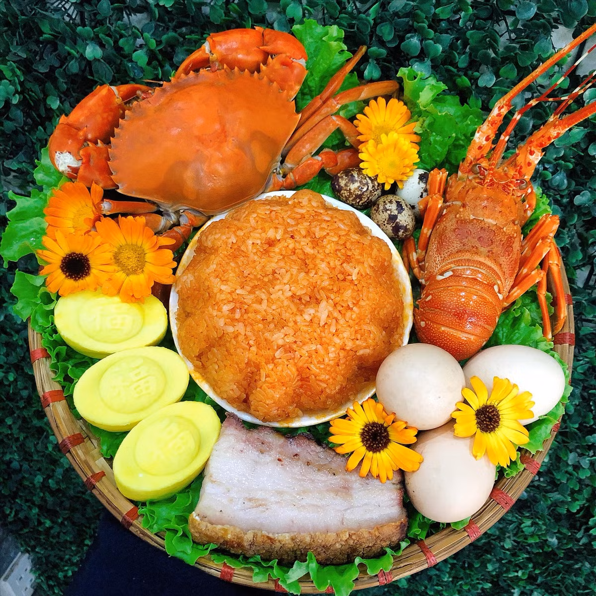 Bộ tam sên gồm: Một miếng thịt lợn - đại diện cho loài sống trên cạn. Thịt lợn có thể luộc hoặc quay nhưng phải có cả mỡ, nạc, da; Một con cua hoặc 3 con tôm - tượng trưng cho những sinh vật sống dưới nước; Một hoặc 3 quả trứng vịt - đại diện cho loài vật bay trên bầu trời.